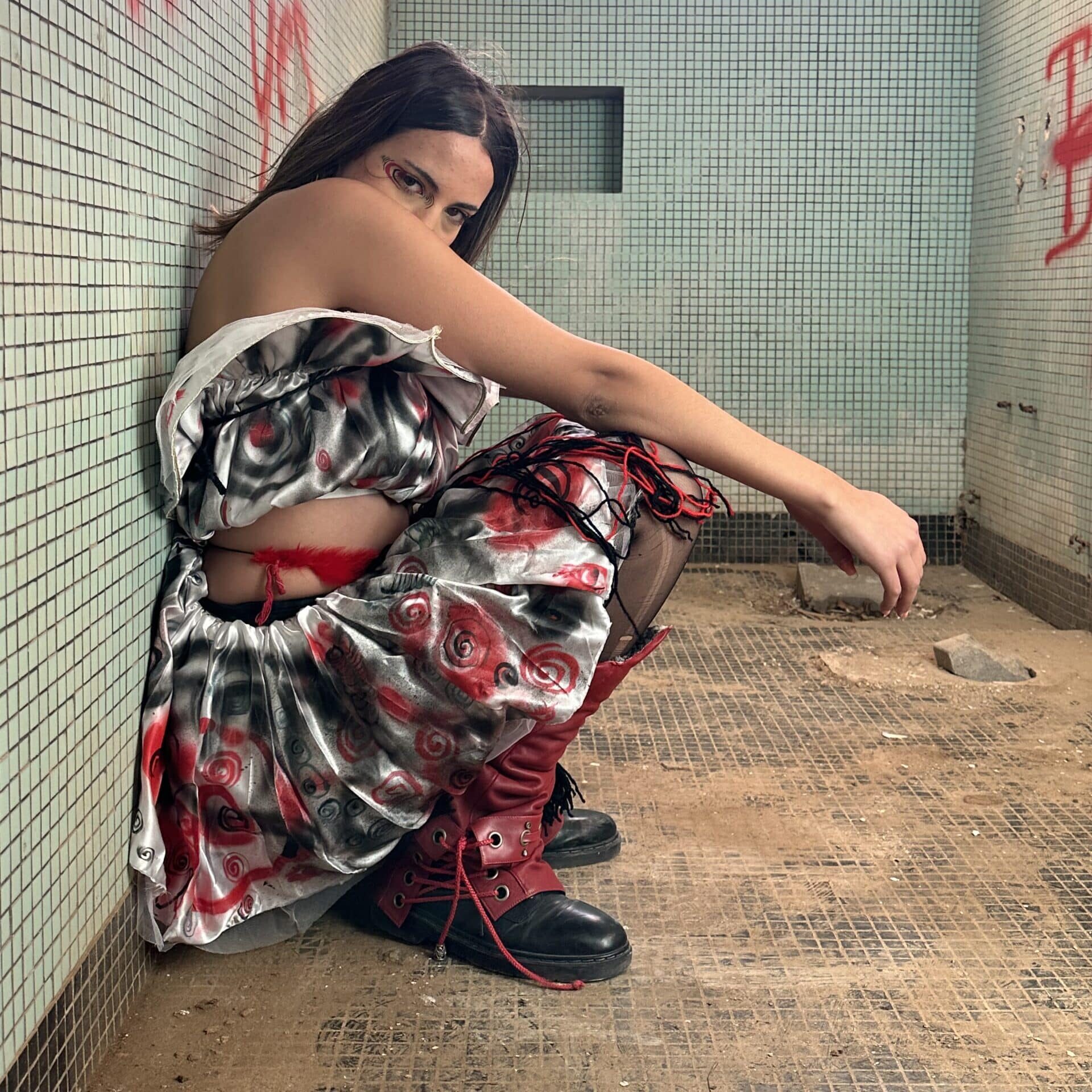 Top satin avec jupe cloche upcyclés – Rouge d'éveil
