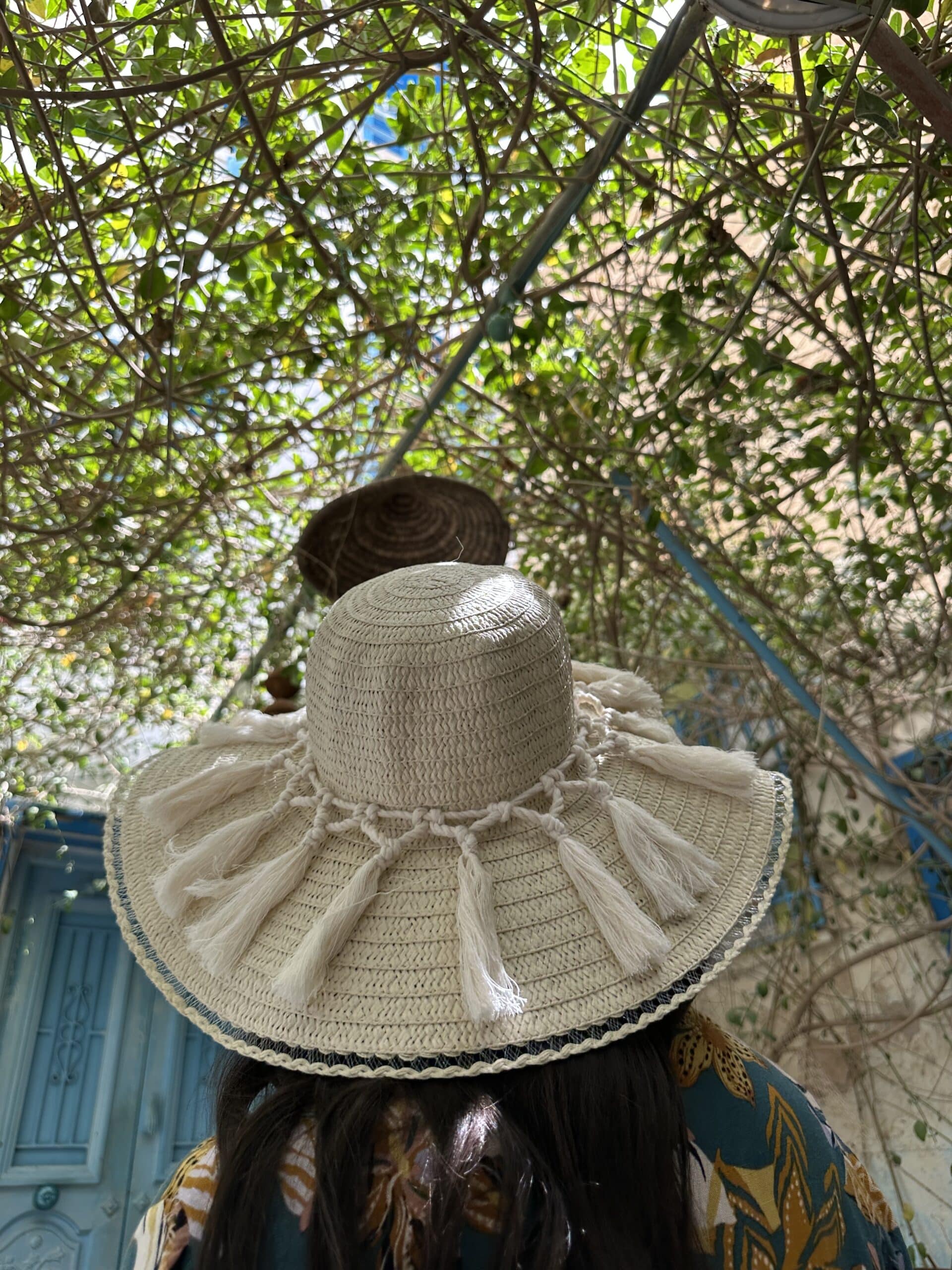 Chapeau de paille naturelle décoré en macramé