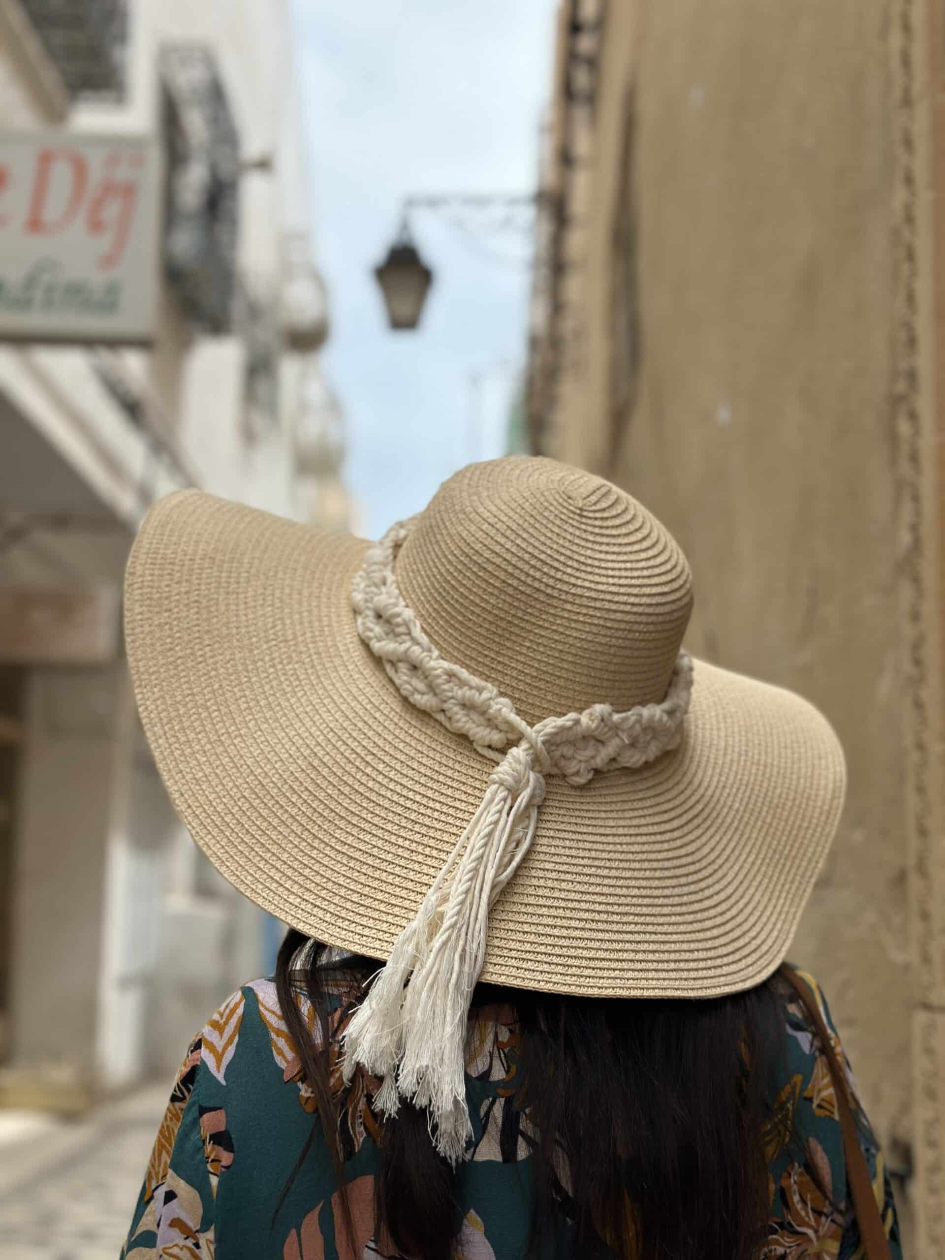 Chapeau de paille décoré en macramé