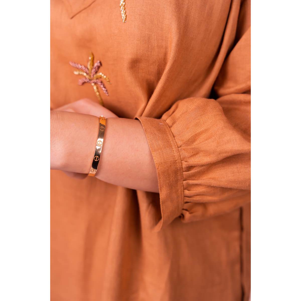 blouza marron brodée à la main pour un style unique et élégant