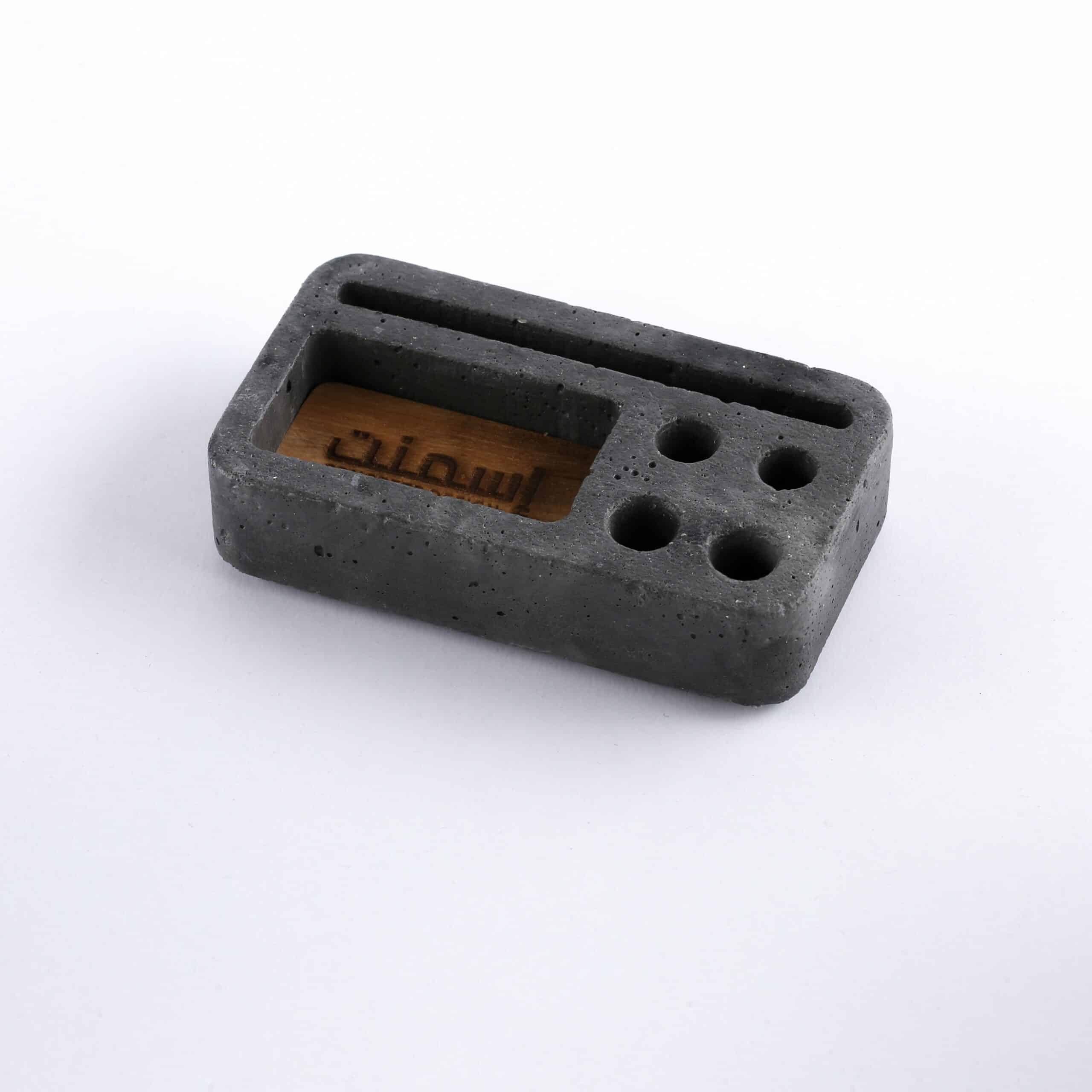 Organisateur de bureau "ZenDesk" en béton et bois d’olivier avec support stylos et cartes de visite