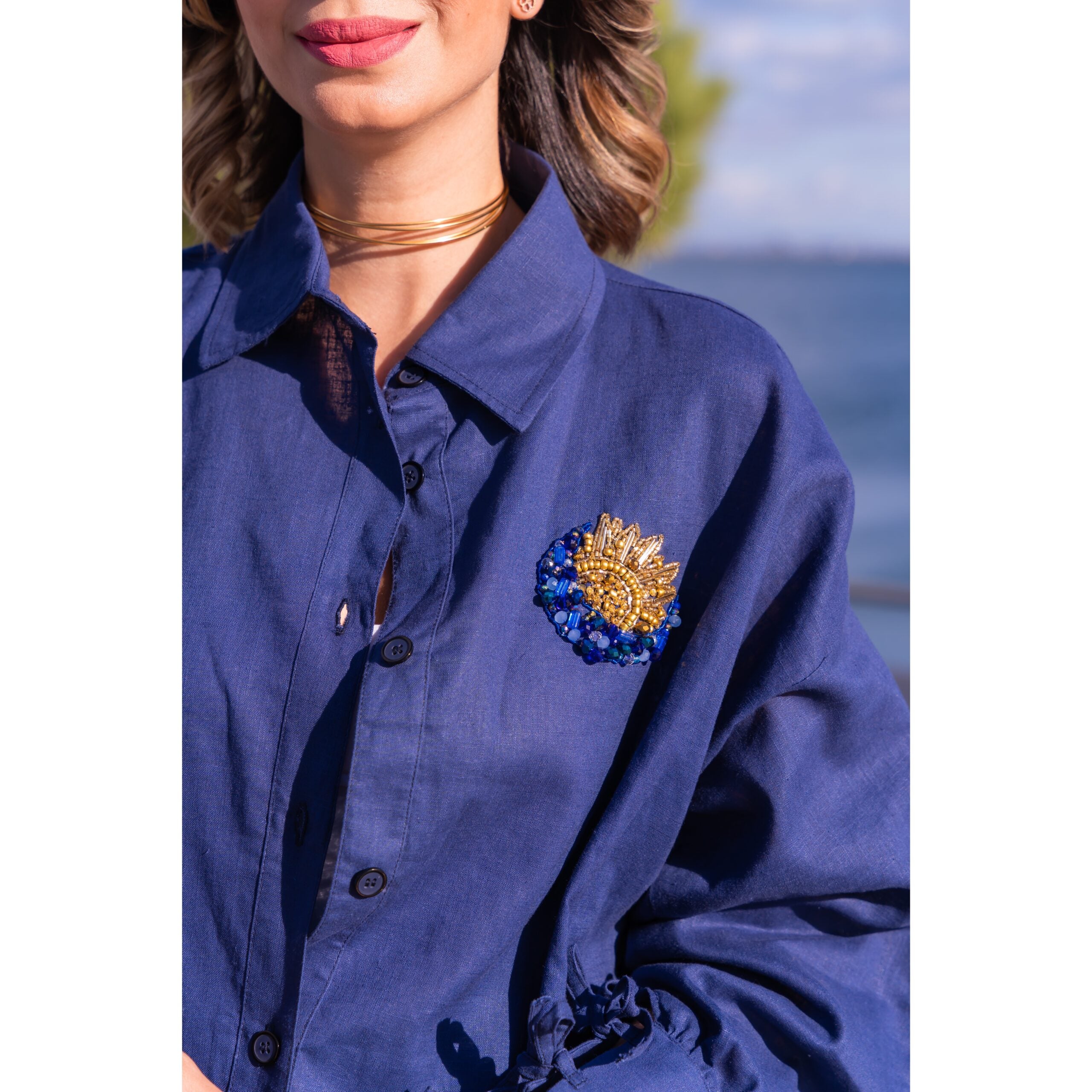 Chemise bleue marine en lin brodée à la main