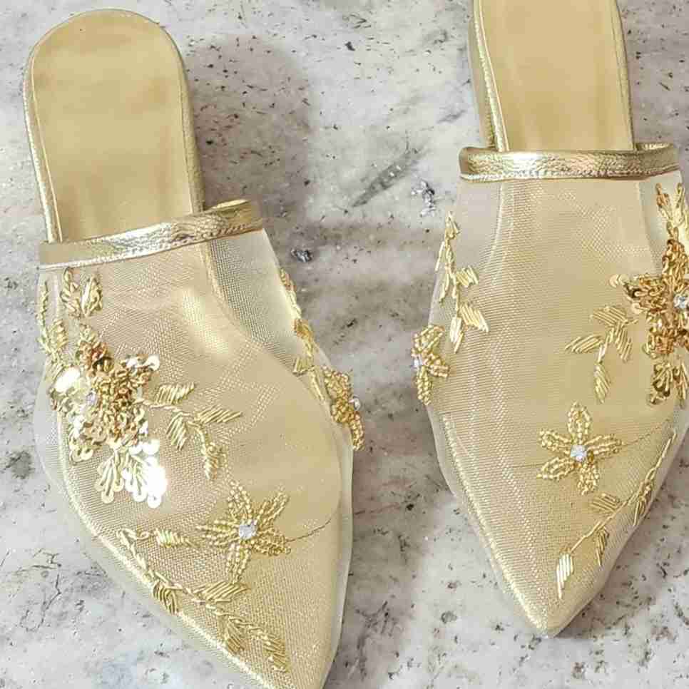 Babouches artisanales dorées brodées pour femme
