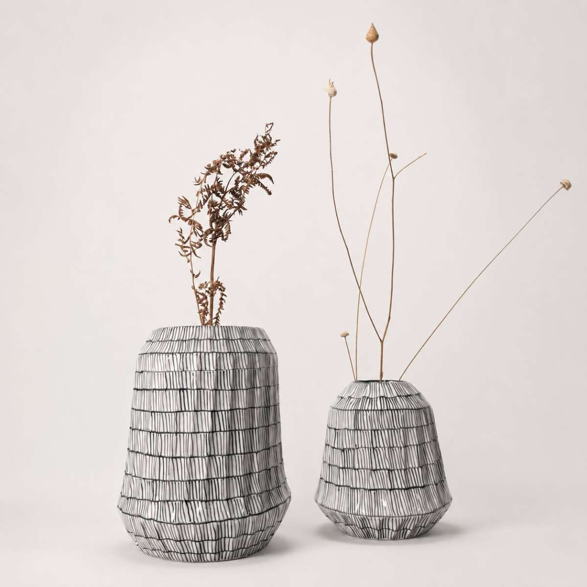 Vases graphiques en duo noir et blanc pour un décor élégant