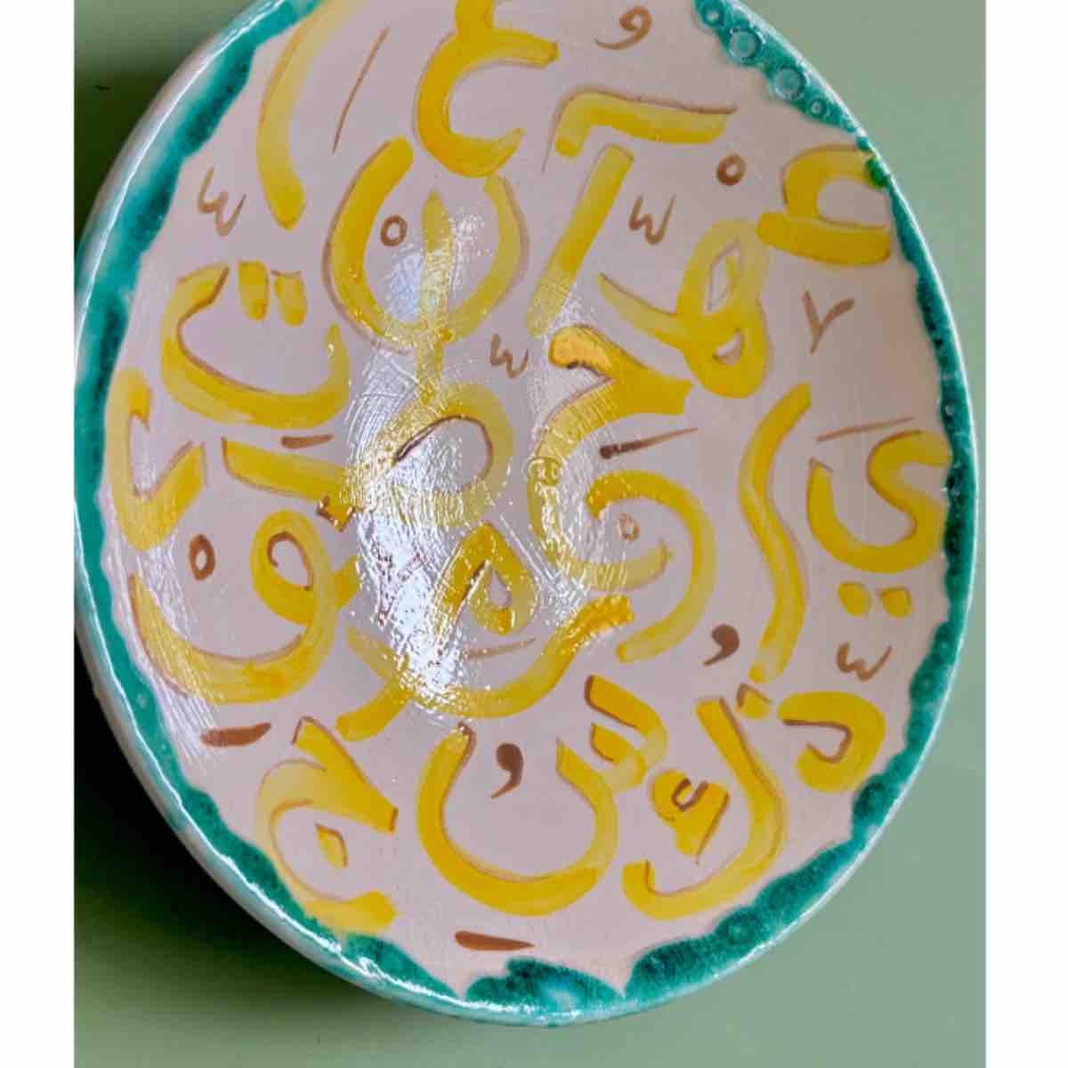 Assiette murale en céramique calligraphie pour un déco unique