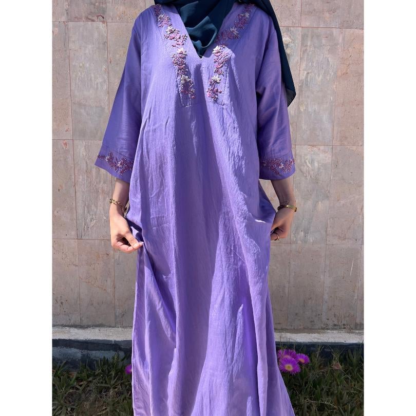 Jebba longue brodée à la main avec des motifs en fleurs - artisanat Tunisien fait main | ILEYCOM