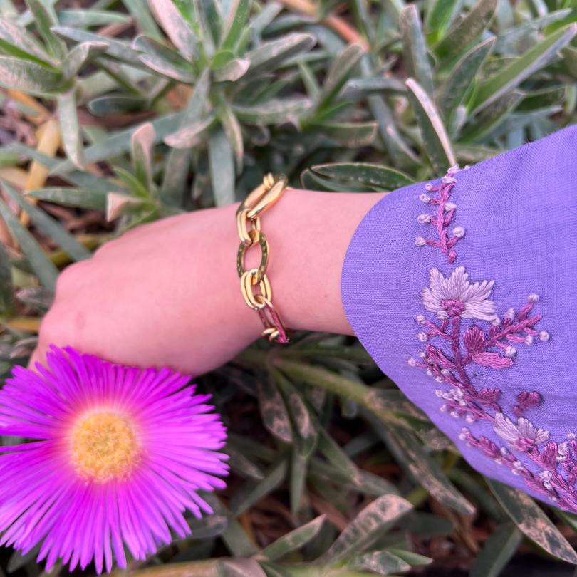 Jebba longue brodée à la main avec des motifs en fleurs - artisanat Tunisien fait main | ILEYCOM