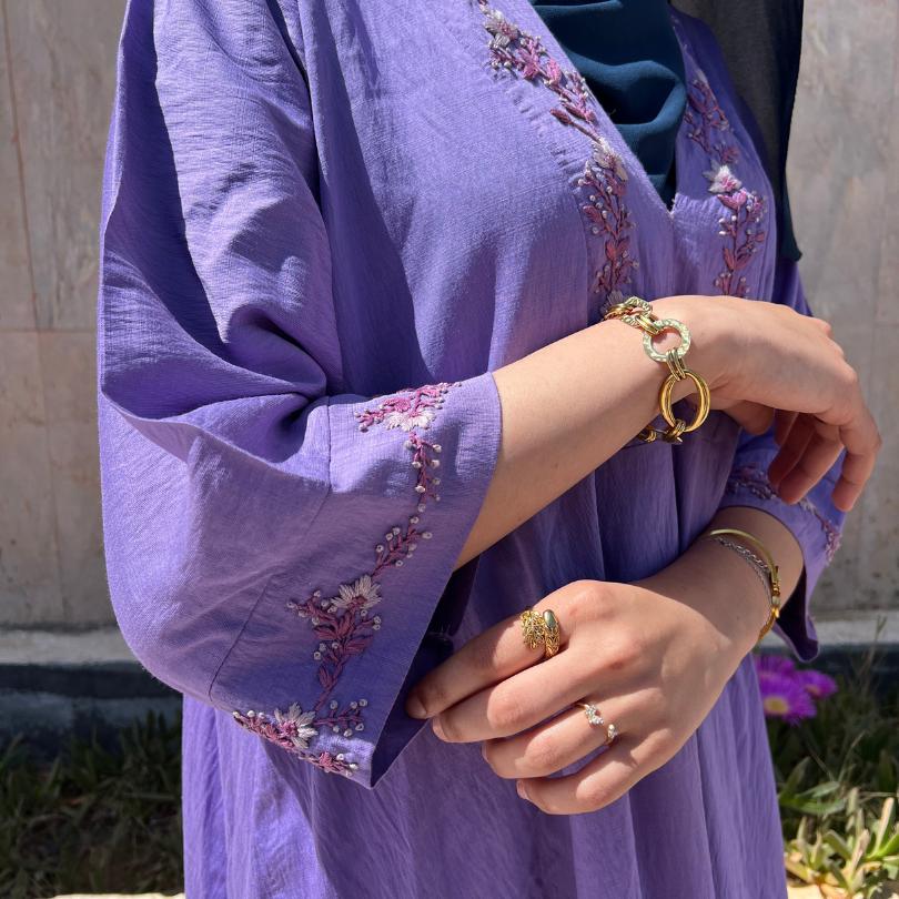 Jebba longue brodée à la main avec des motifs en fleurs - artisanat Tunisien fait main | ILEYCOM