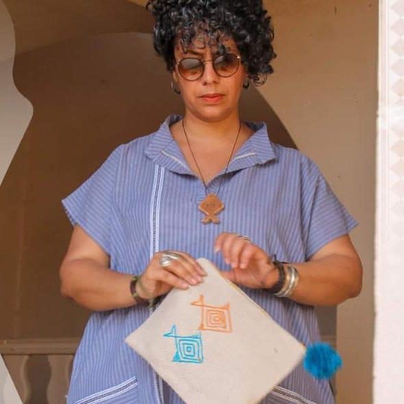 Jebba Traditionnelle Courte - Bleu Clair Sans Manches à Motifs Berbères - artisanat Tunisien fait main | ILEYCOM