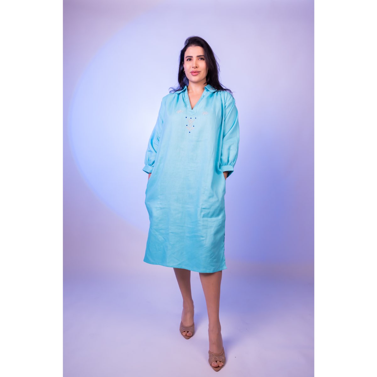 Blouse lin bleu ciel brodée en soie pour un style unique