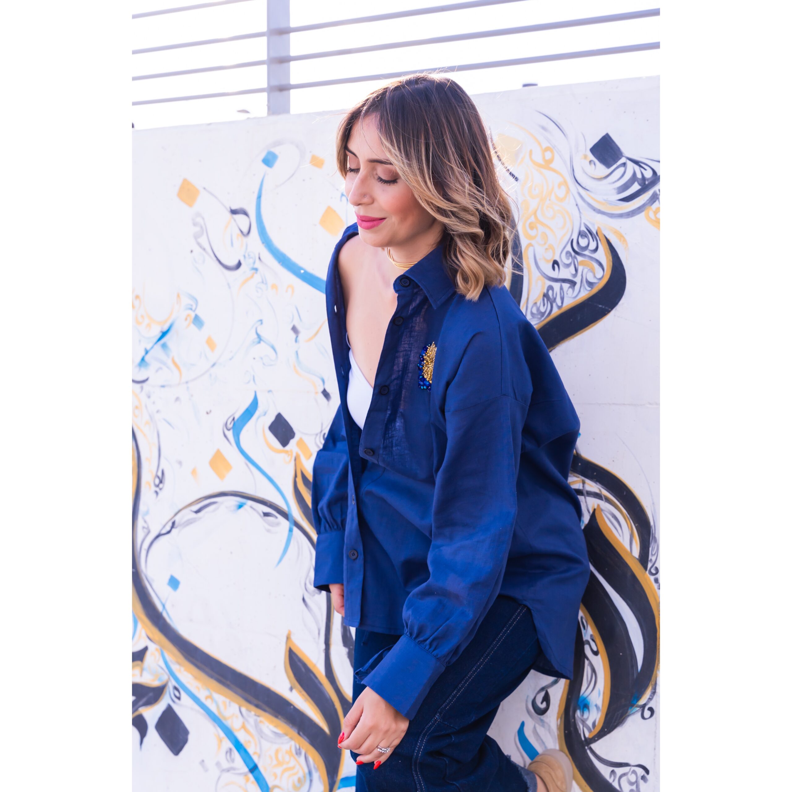 Chemise bleue marine en lin brodée à la main
