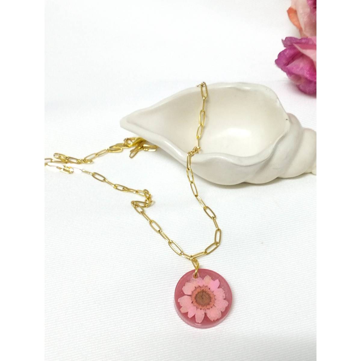 Collier femme en résine époxy rose élégant avec fleur naturelle