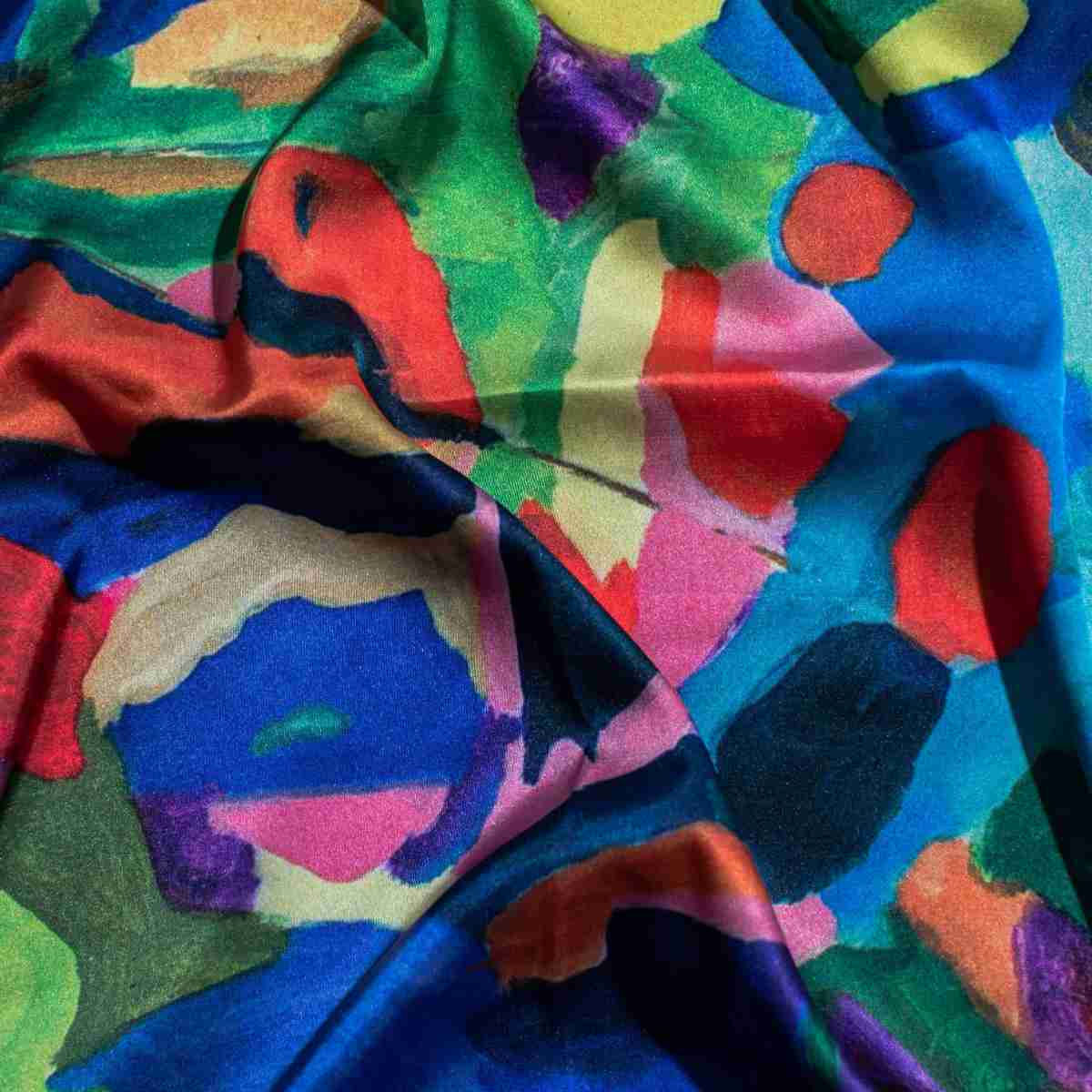 foulard soie bleu azur lélégance ultime pour tous les styles