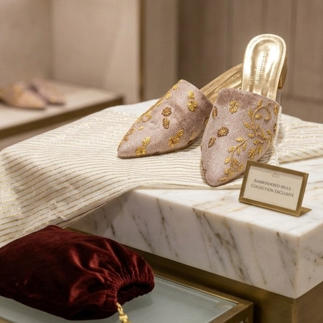 Mule brodée dorée lisse pour un style élégant et exclusif