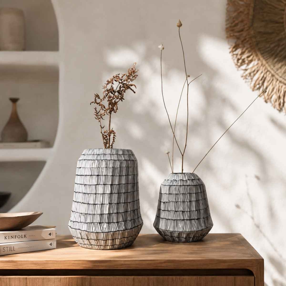 Vases graphiques en duo noir et blanc pour un décor élégant