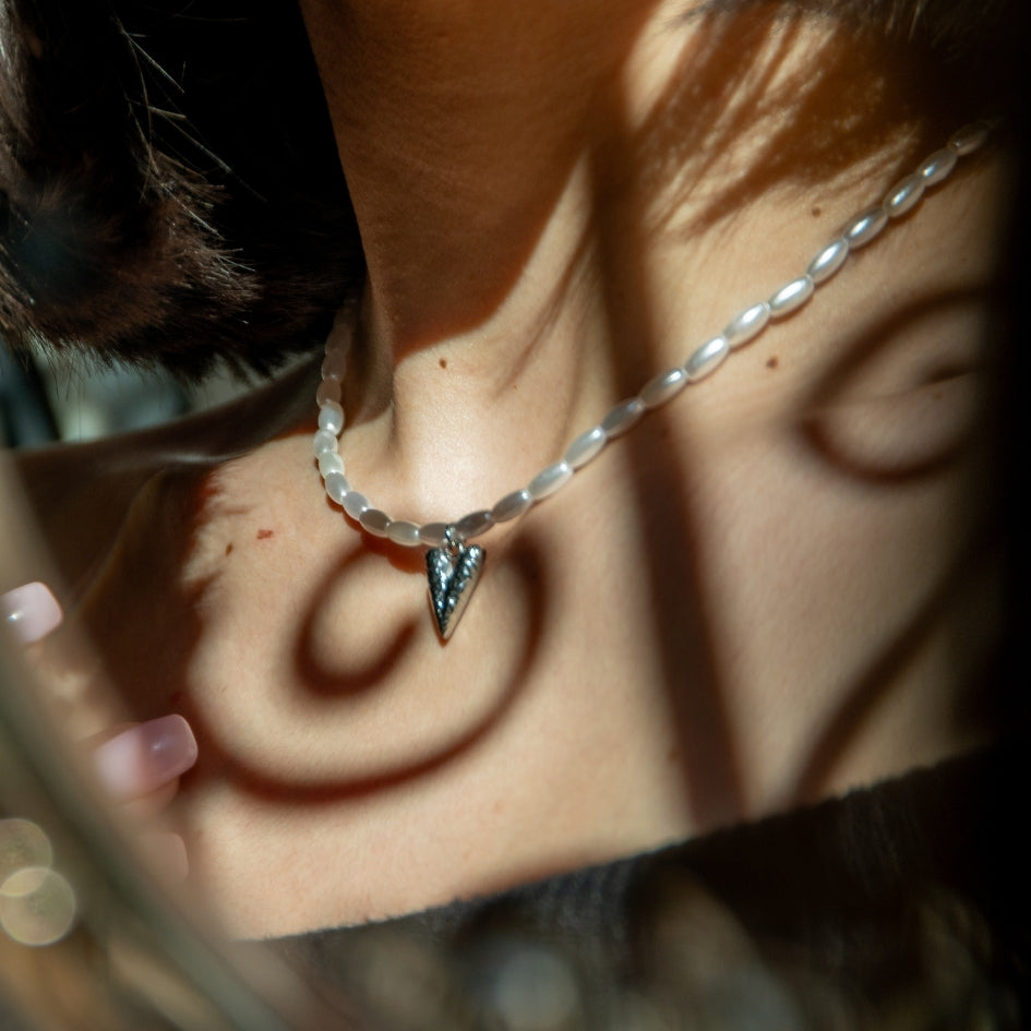 Collier artisanal en perles d'eau douce avec pendentif cœur