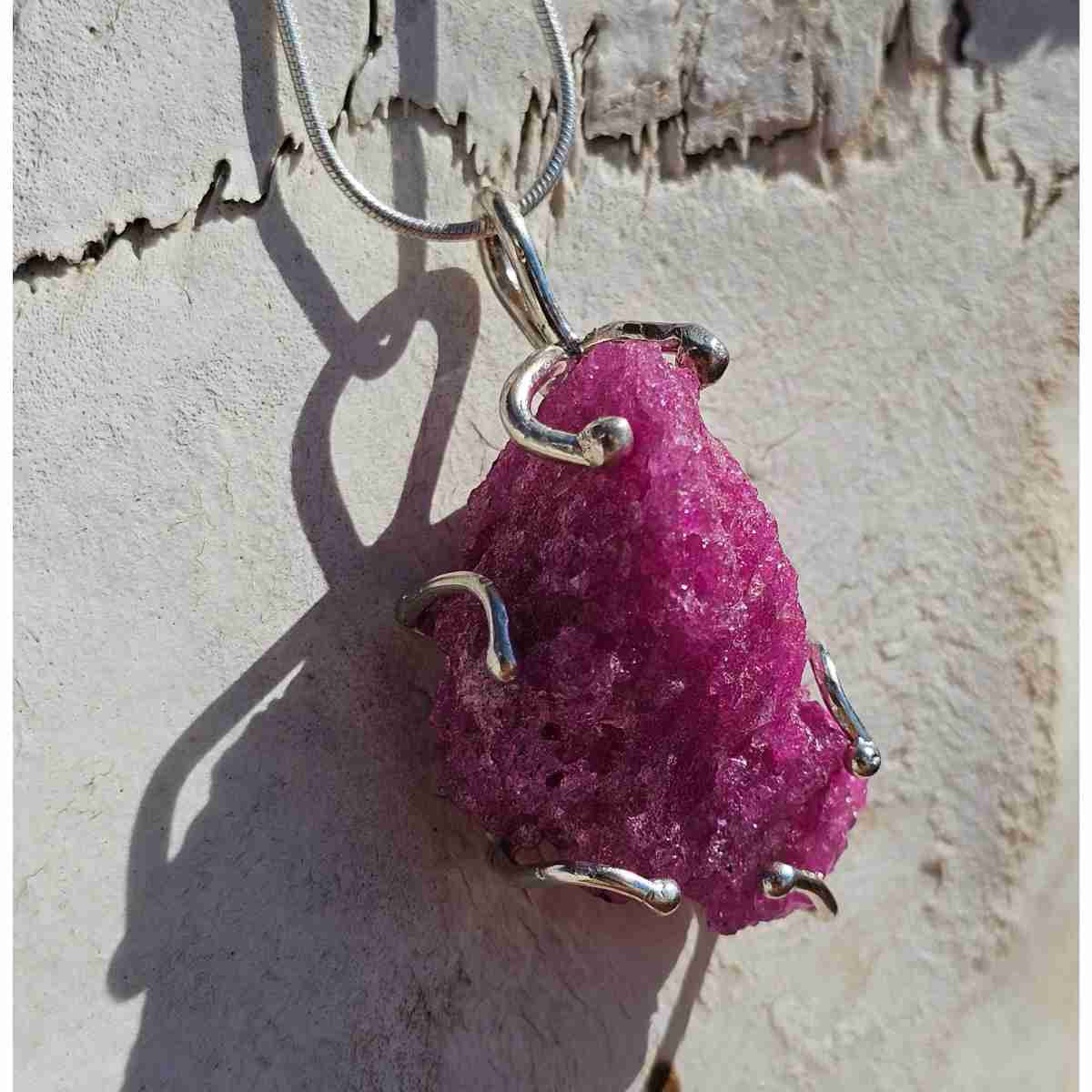 collier argent 925 rubis brut pour un style unique et élégant