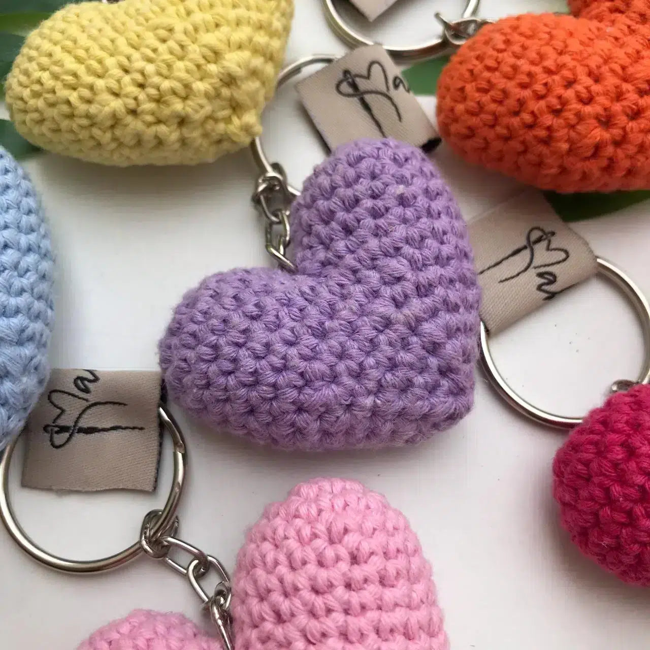 Un porte-clés cœur en crochet fait main – Accessoire mignon et romantique