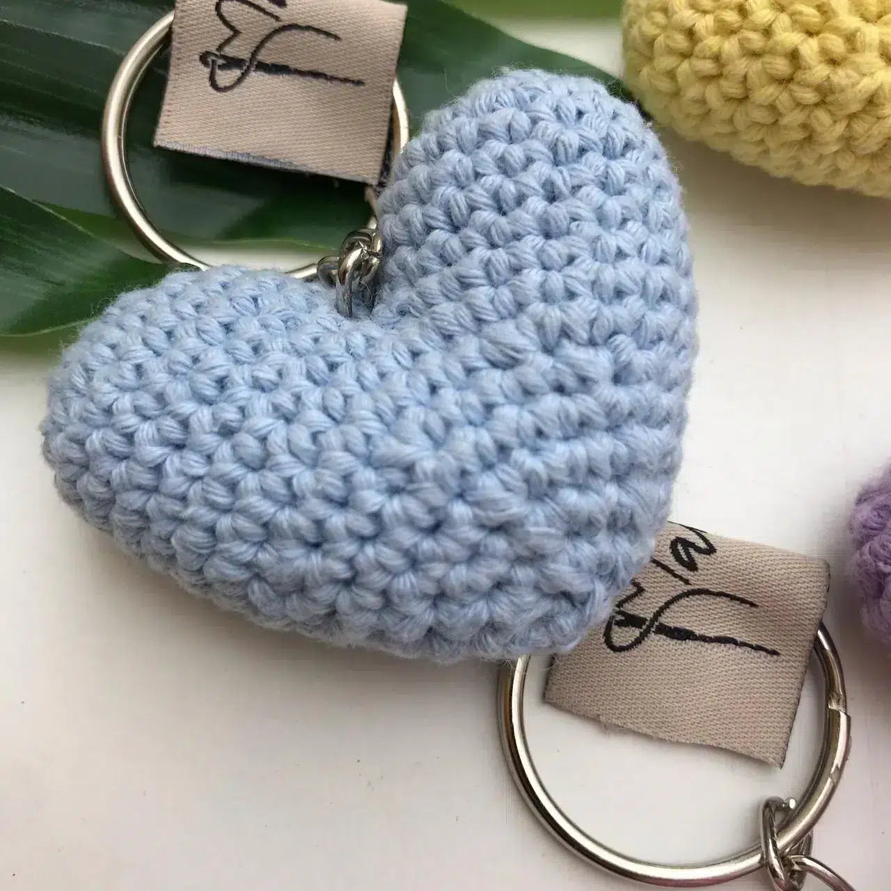 Un porte-clés cœur en crochet fait main – Accessoire mignon et romantique