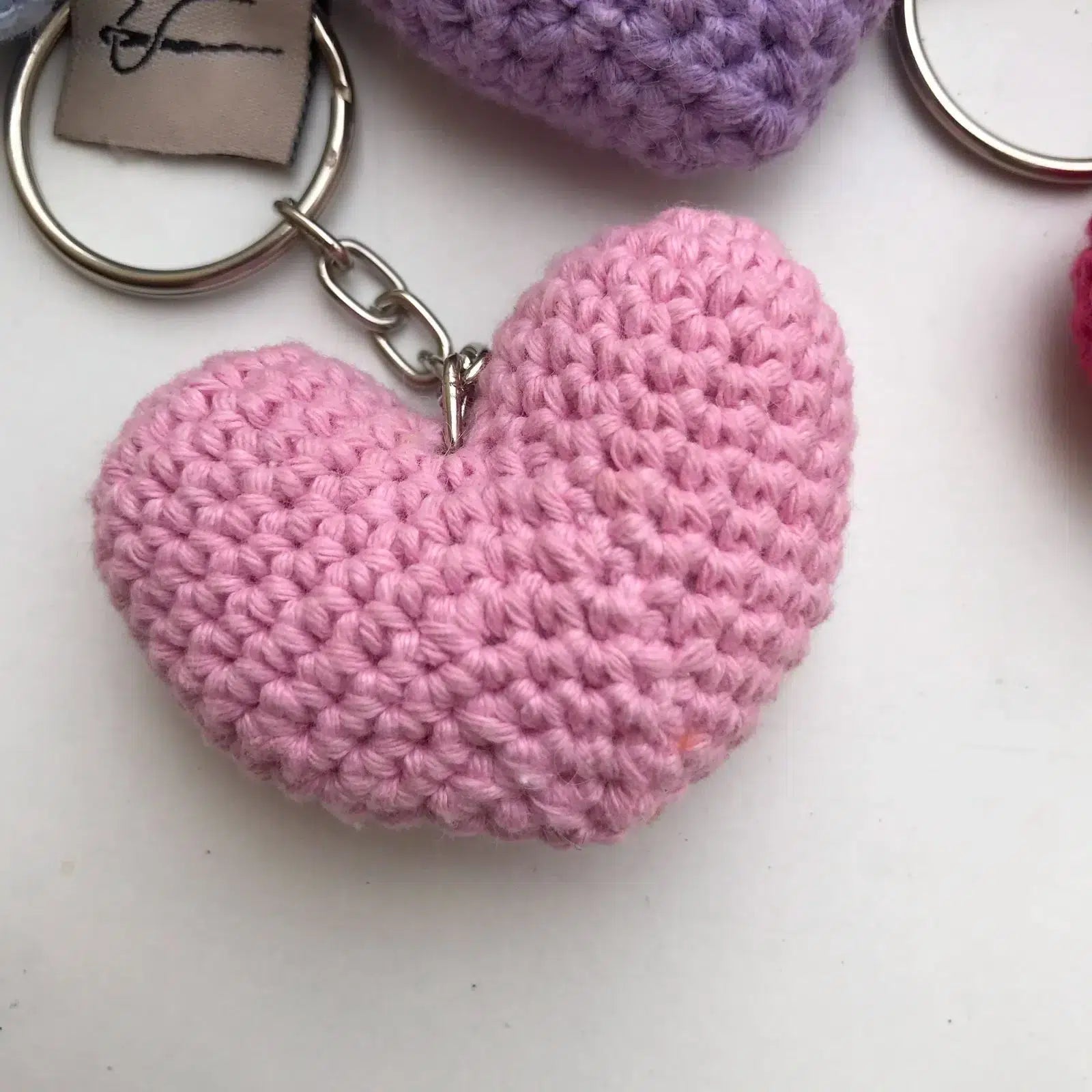 Un porte-clés cœur en crochet fait main – Accessoire mignon et romantique