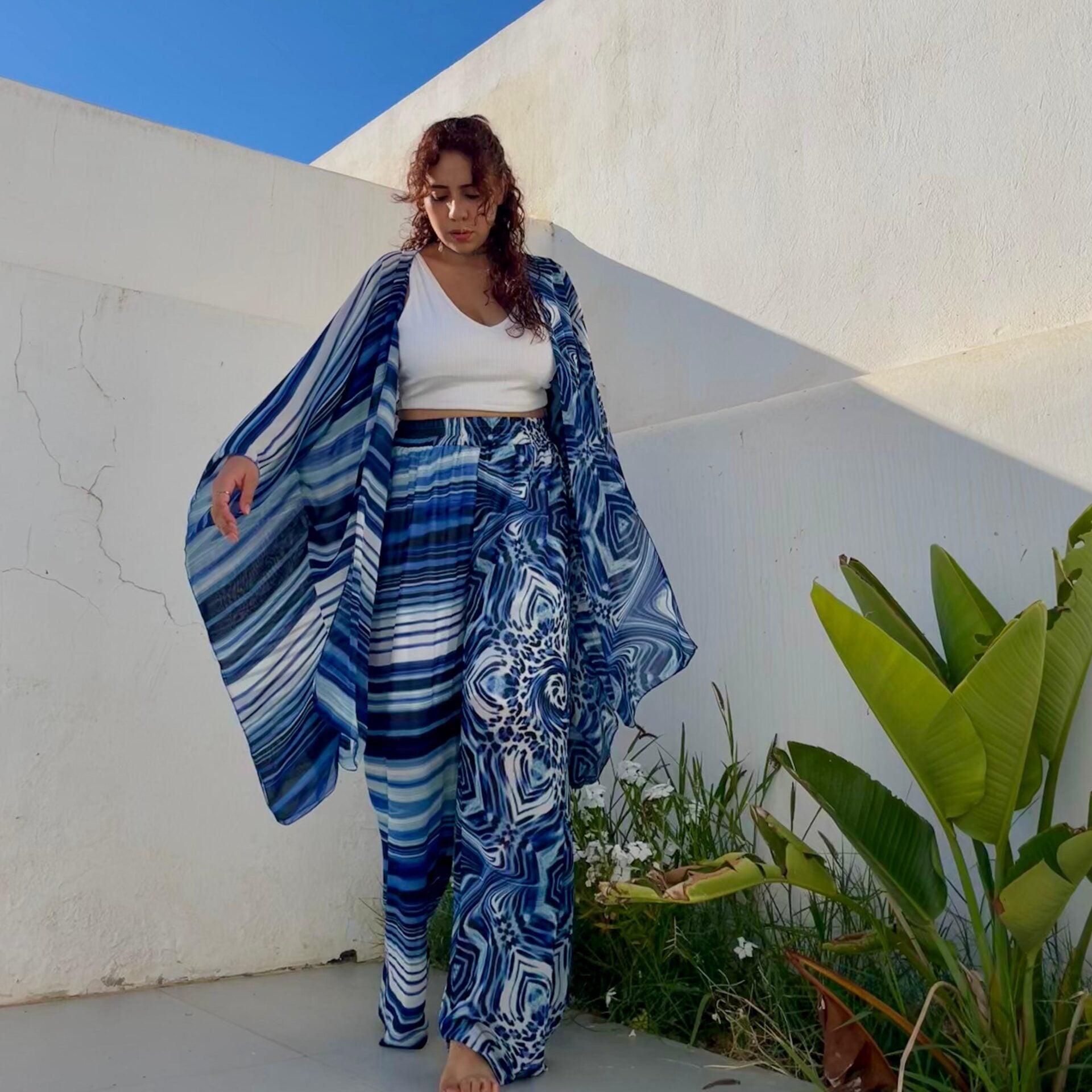 Pancho chic élégant avec pantalon large et broderie artisanale