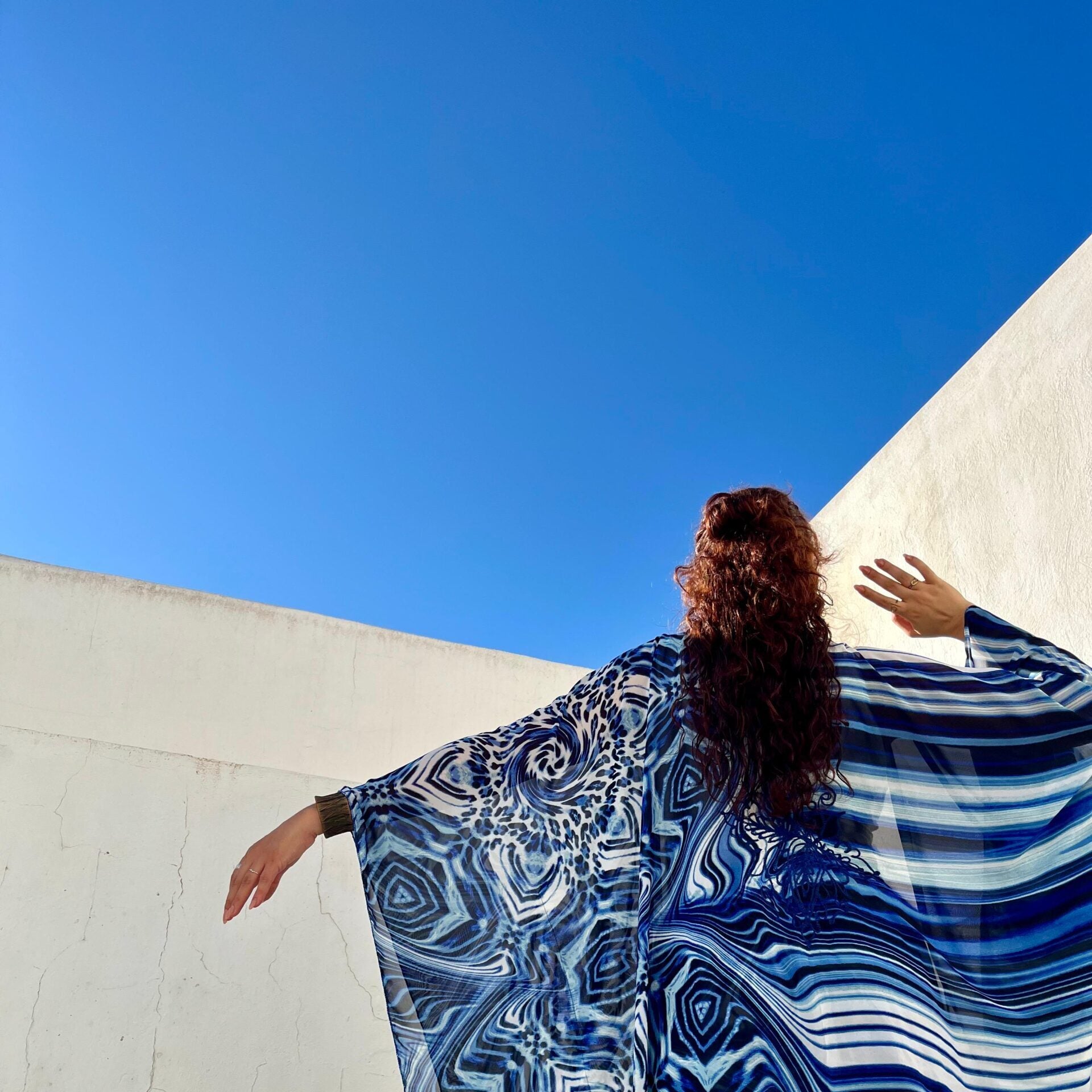 Pancho chic élégant avec pantalon large et broderie artisanale