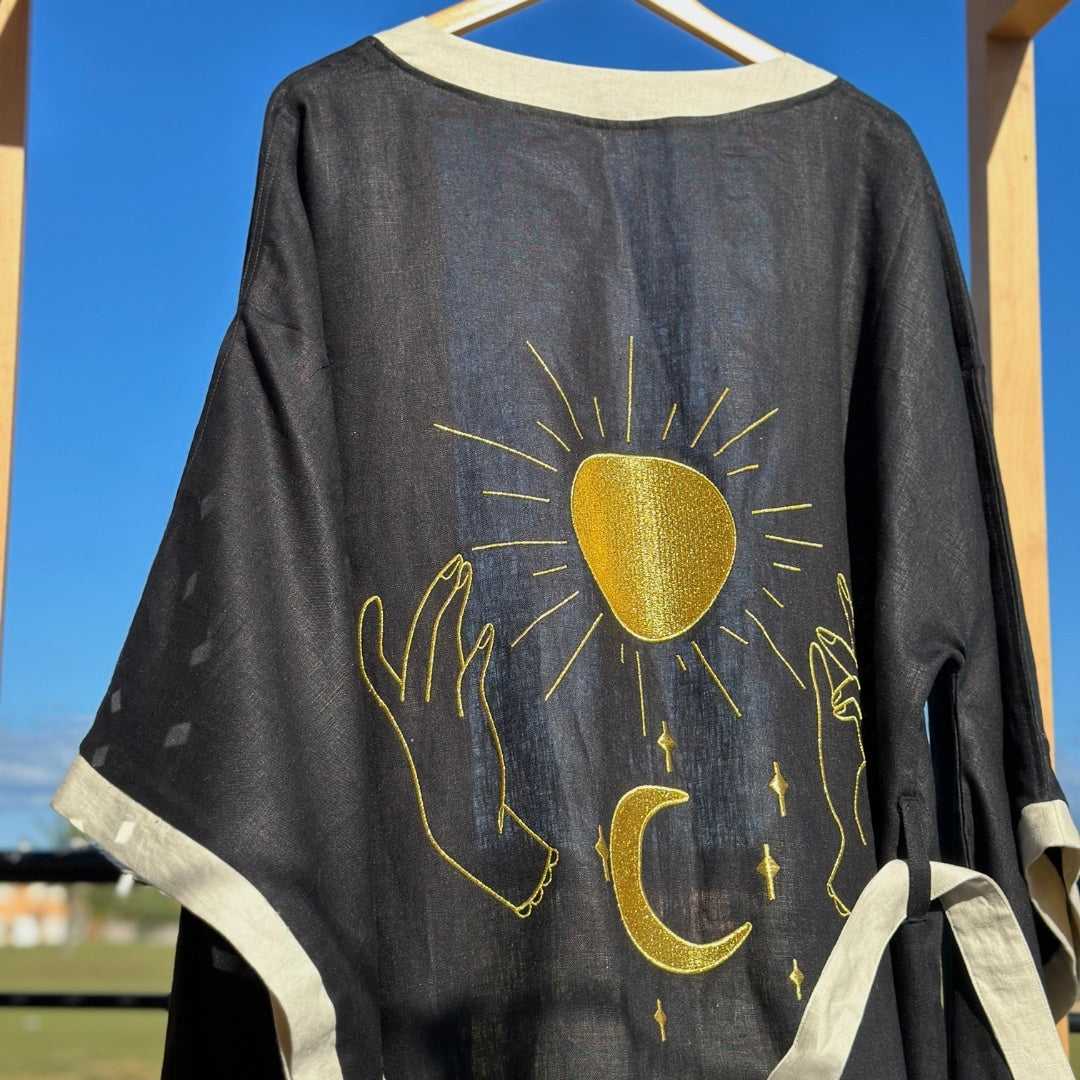 Kimono boho noir avec illustration "SOLEIL" en doré et Ruban de taille - artisanat Tunisien fait main | ILEYCOM