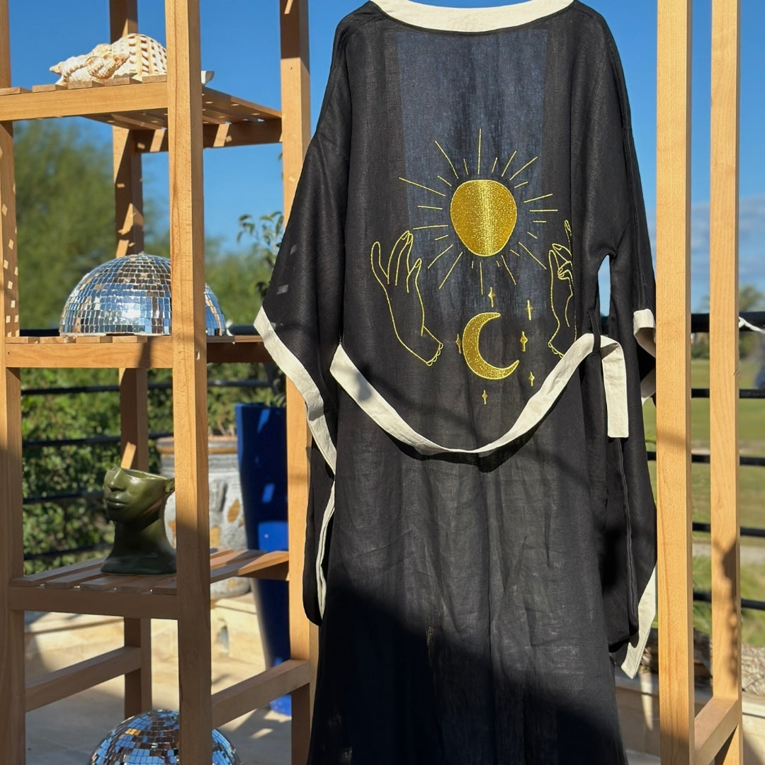 Kimono boho noir avec illustration "SOLEIL" en doré et Ruban de taille - artisanat Tunisien fait main | ILEYCOM