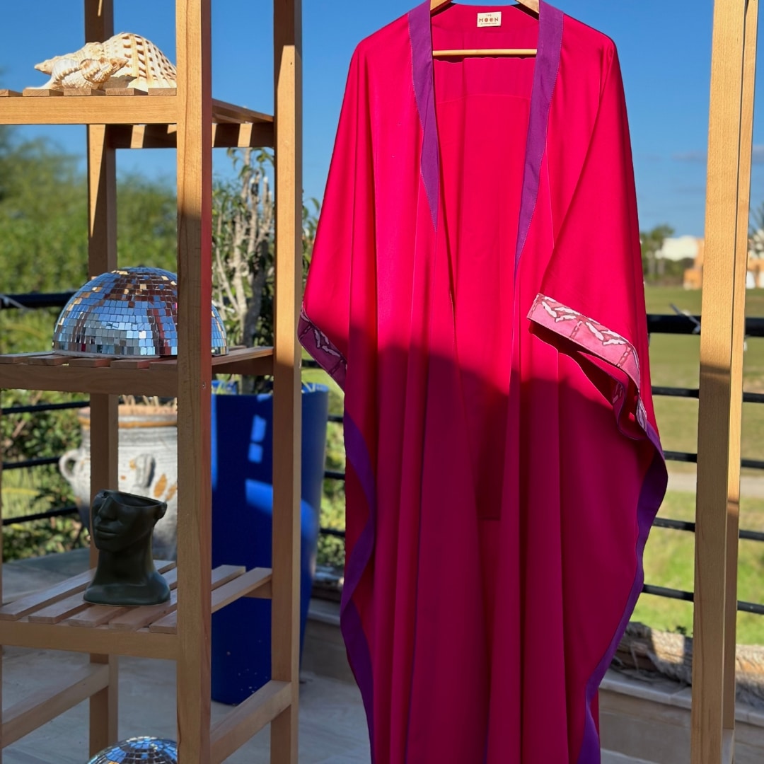 Kimono chic boho en rose foncé avec détails en Violet et motifs de feuilles - artisanat Tunisien fait main | ILEYCOM