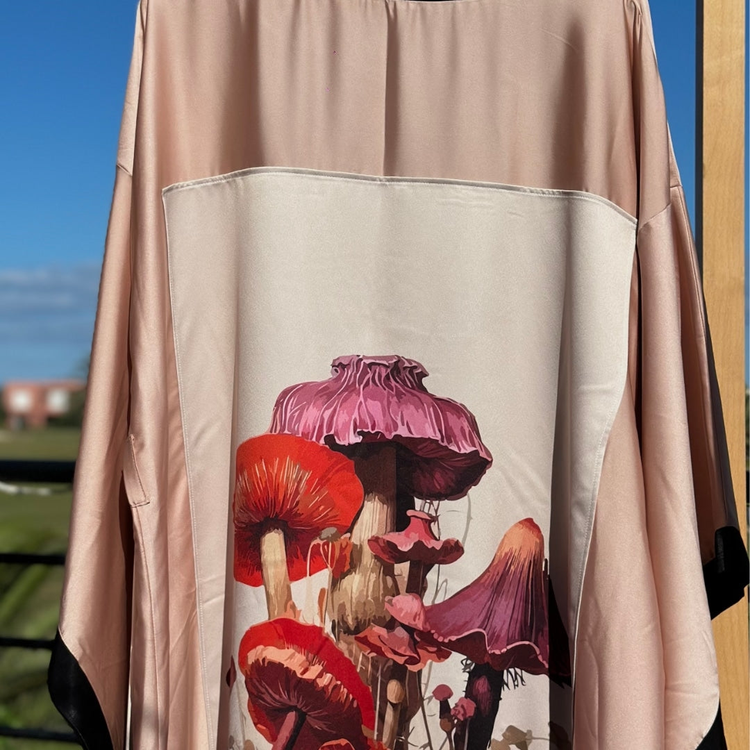 Kimono festif boho chic beige à motifs champignons avec finitions noires au col  - artisanat Tunisien fait main | ILEYCOM