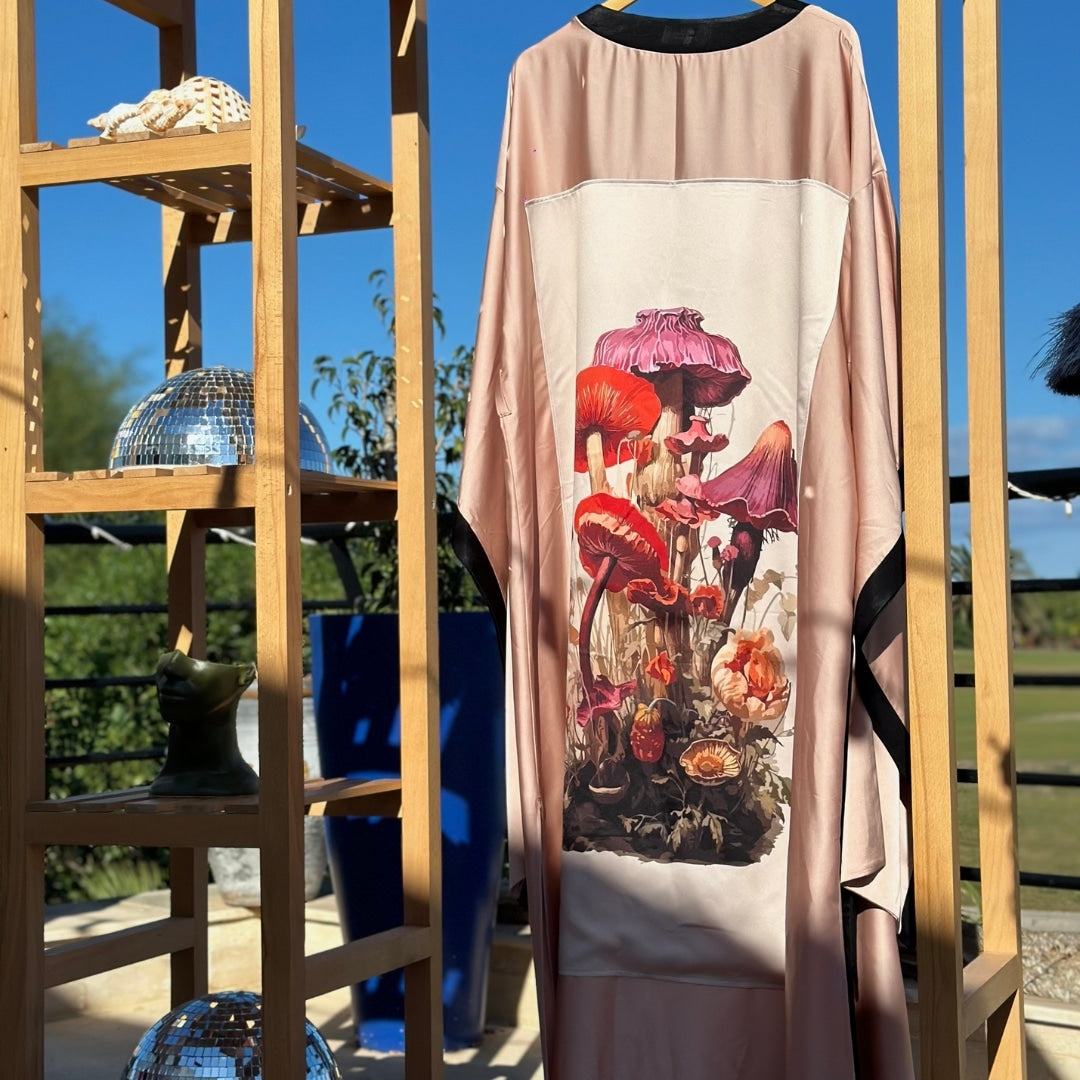 Kimono festif boho chic beige à motifs champignons avec finitions noires au col  - artisanat Tunisien fait main | ILEYCOM