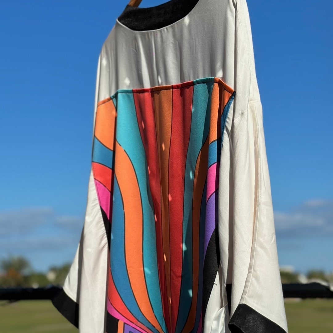 Kimono festif boho chic blanc avec détails en noirs en satin de soie avec gravur - artisanat Tunisien fait main | ILEYCOM