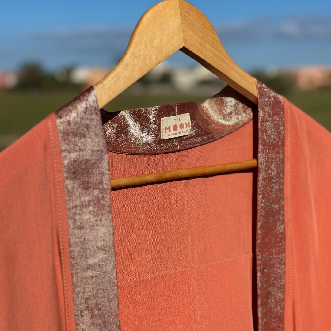 Kimono festif boho chic en satin de soie avec design "The Moon Life" - artisanat Tunisien fait main | ILEYCOM