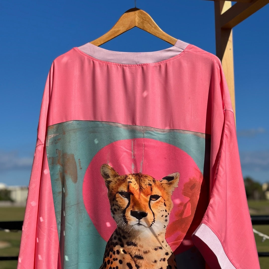 Kimono festif boho chic rose en satin de soie avec gravure tigre - artisanat Tunisien fait main | ILEYCOM