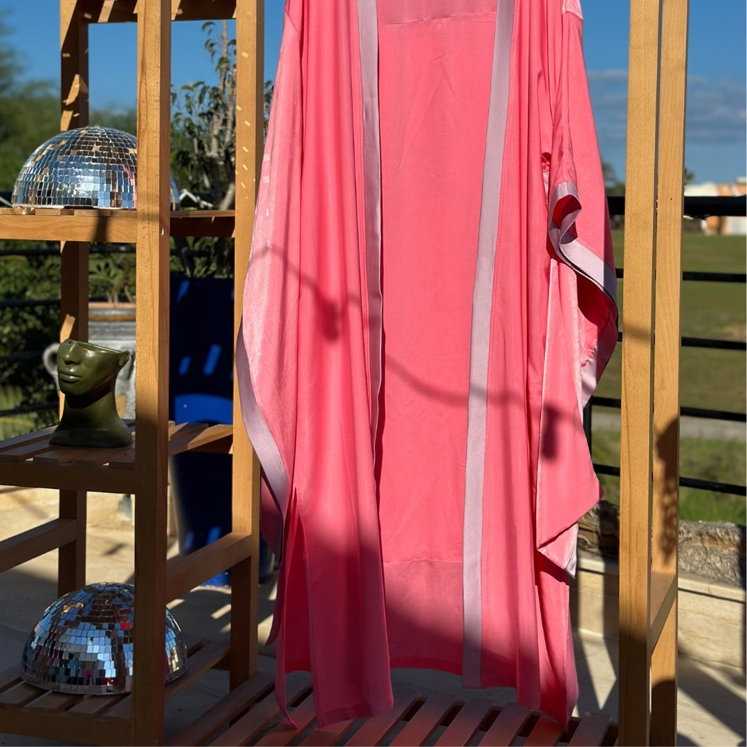 Kimono festif boho chic rose en satin de soie avec gravure tigre - artisanat Tunisien fait main | ILEYCOM