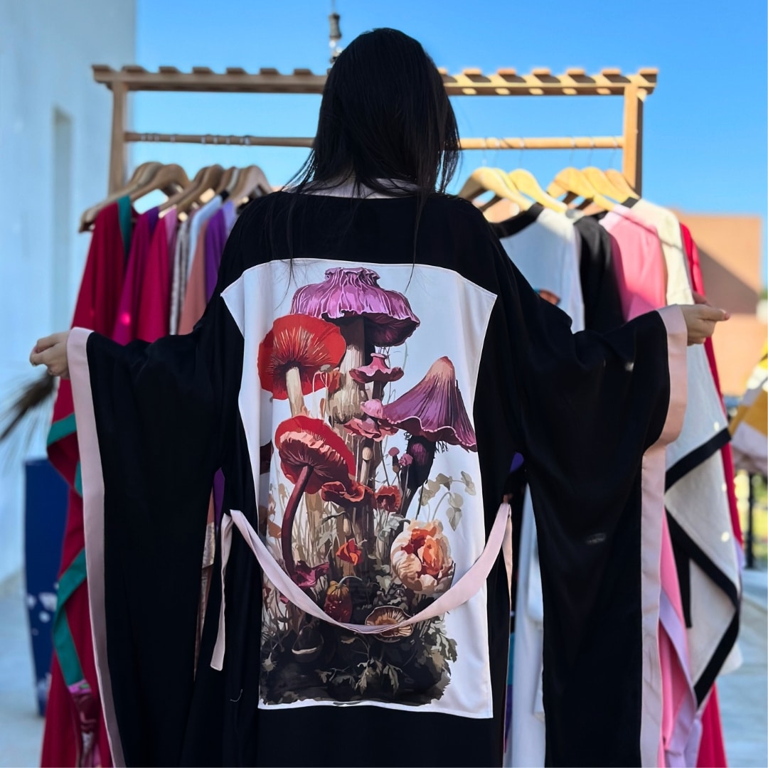Kimono noir boho chic avec motifs "champignons" et détails beiges - artisanat Tunisien fait main | ILEYCOM
