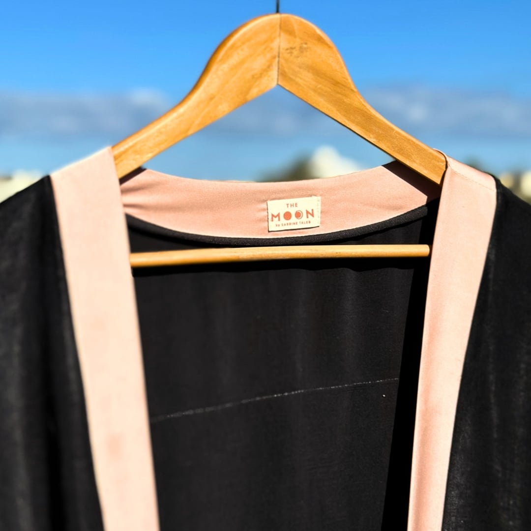 Kimono noir boho chic avec motifs "champignons" et détails beiges - artisanat Tunisien fait main | ILEYCOM