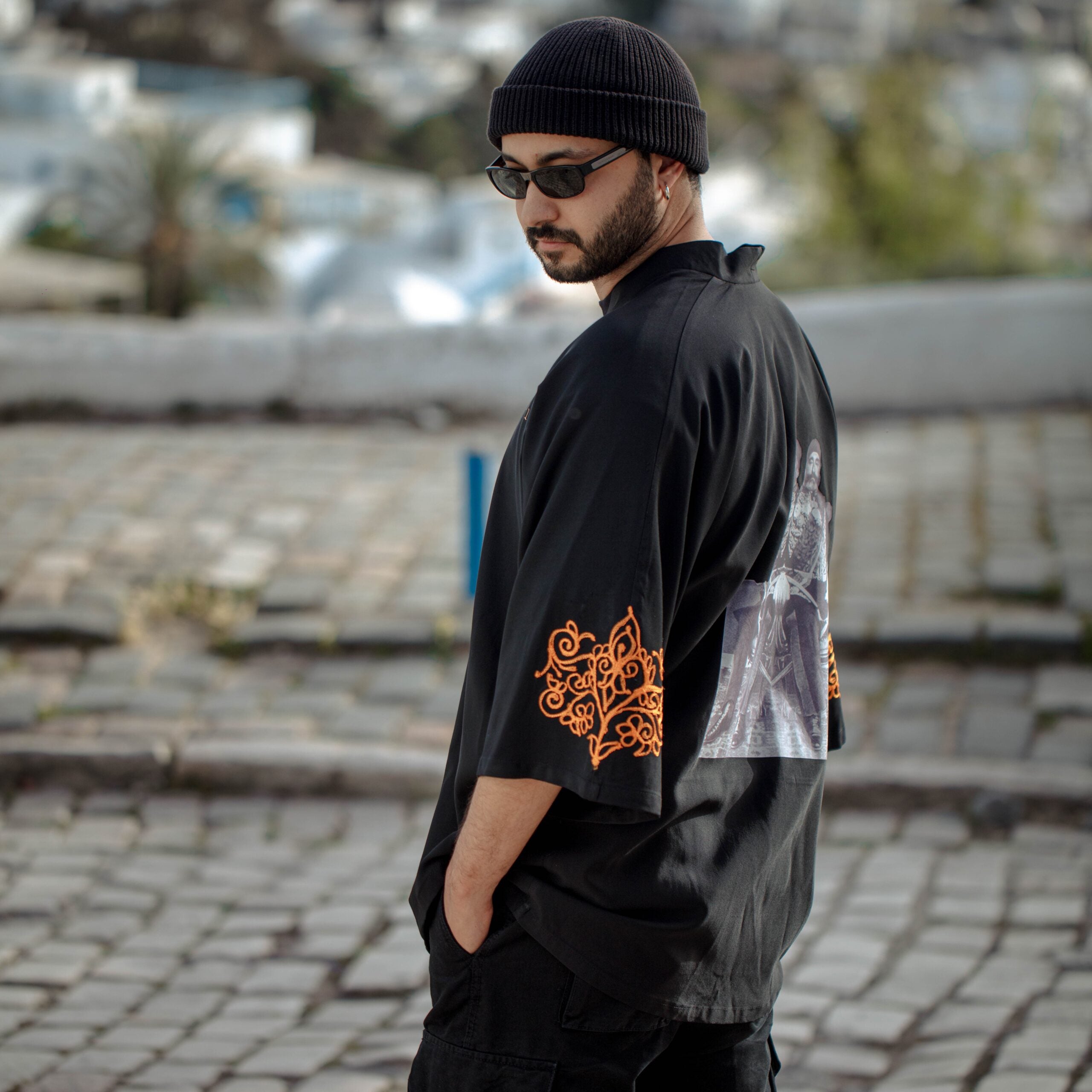 Kimono noir Hedi Bey : Élégance artisanale en édition limitée