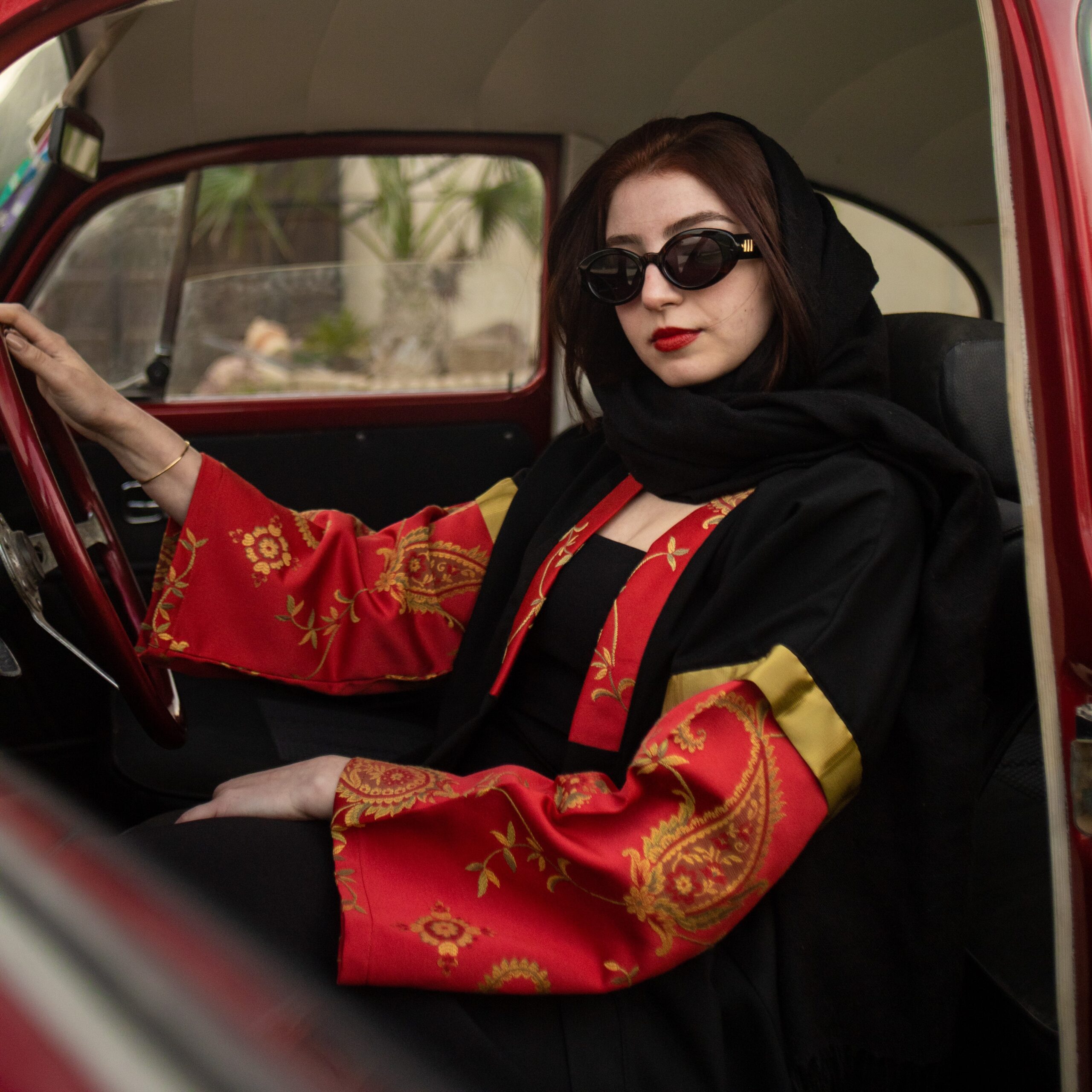 Kimono court noir brodé col & manches rouges dorés