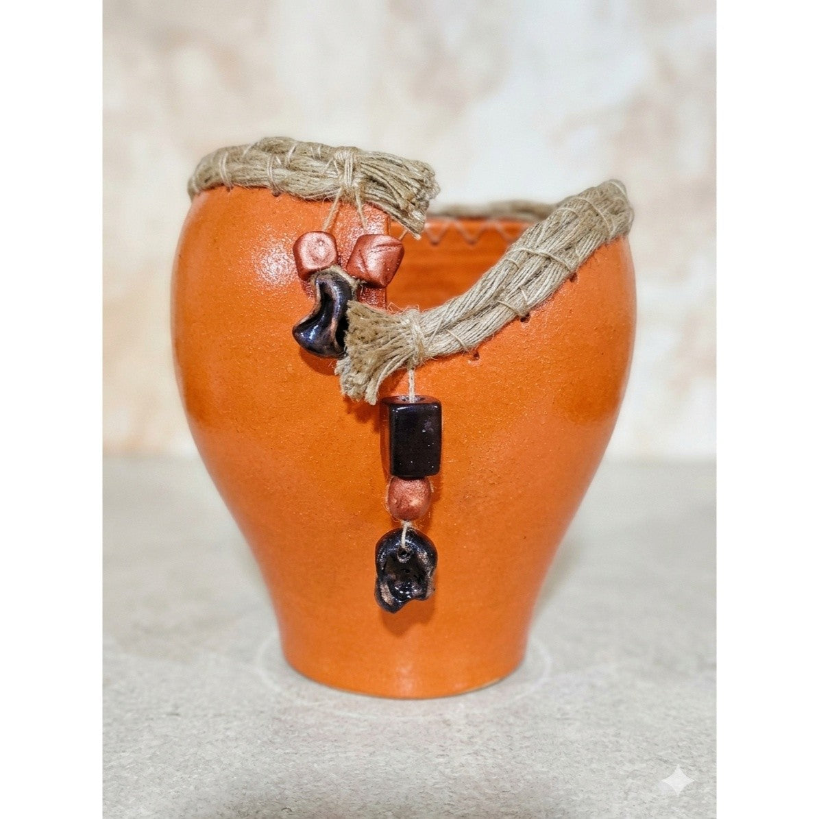 Vase africain orange 30 cm de hauteur pour une déco unique et élégante