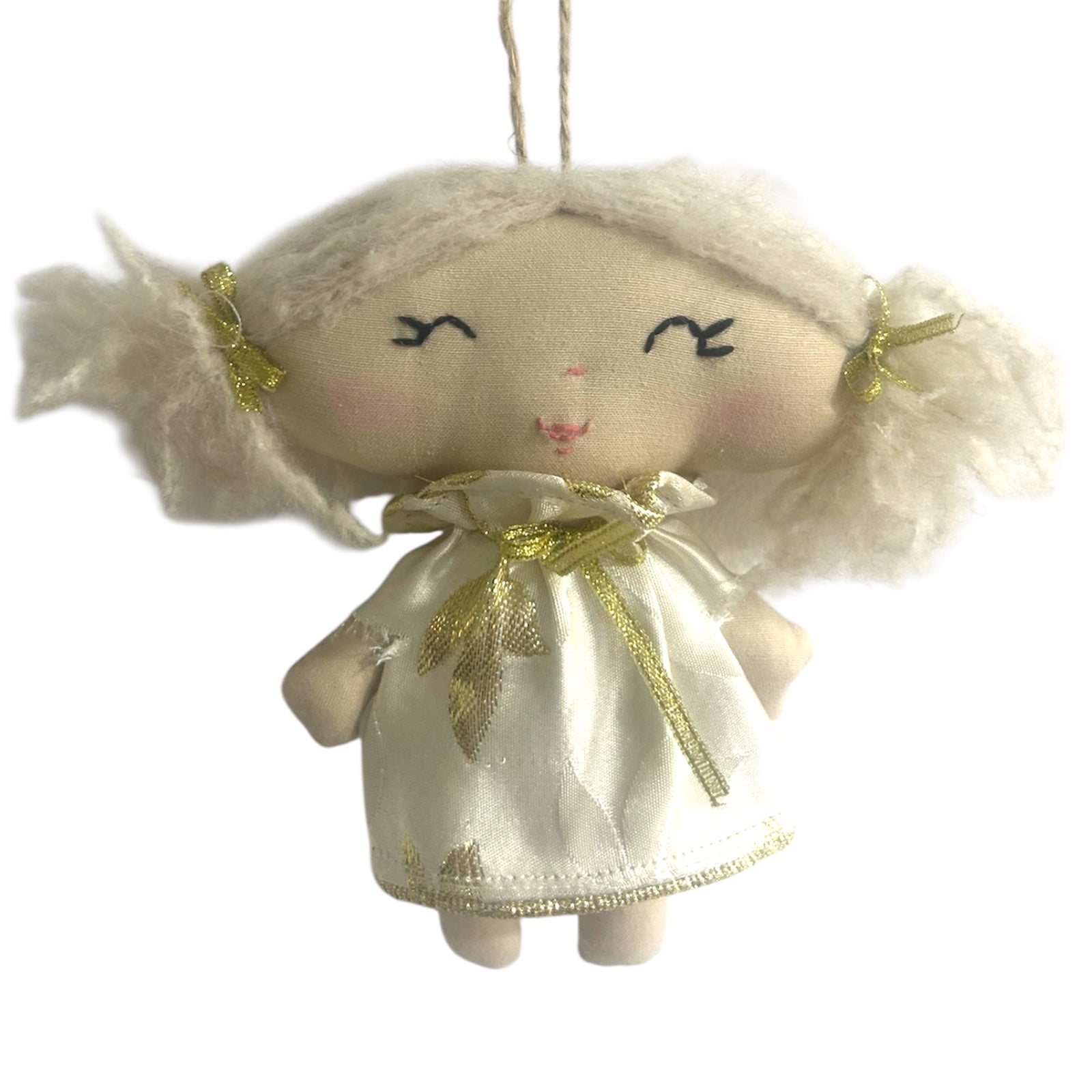 Doudou poupée en tissu – Avec sa robe blanche satinée et rubans dorés