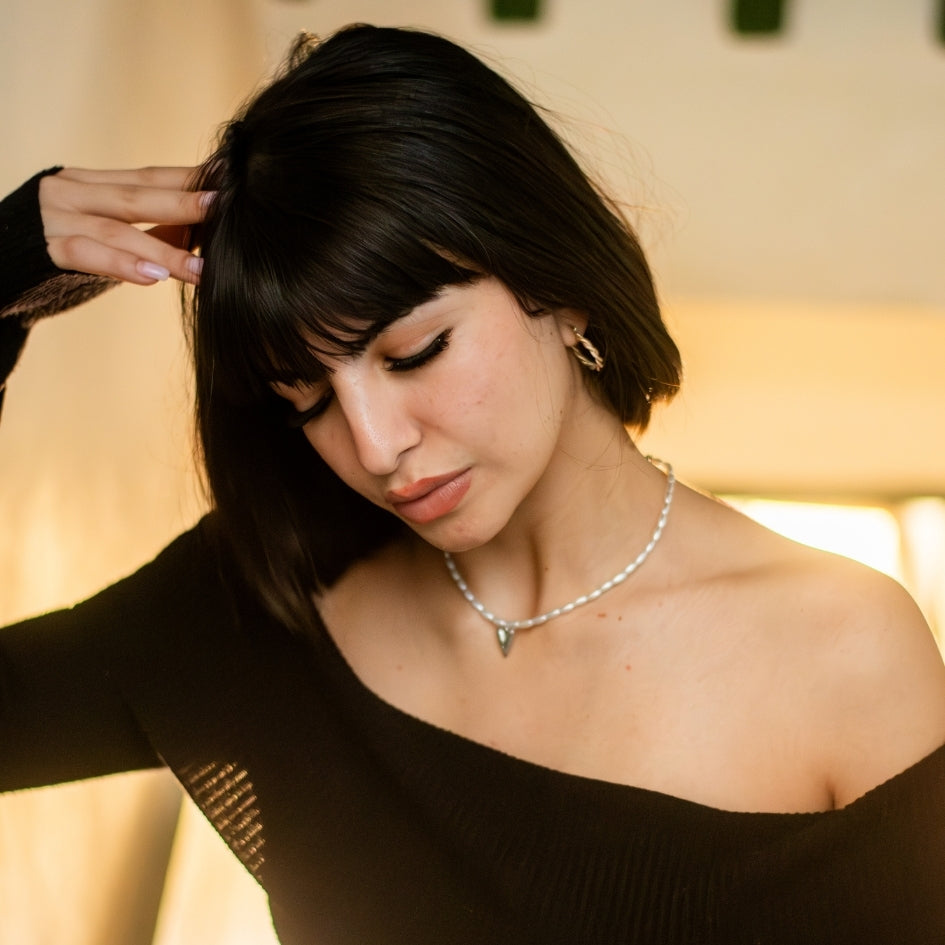 Collier artisanal en perles d'eau douce avec pendentif cœur
