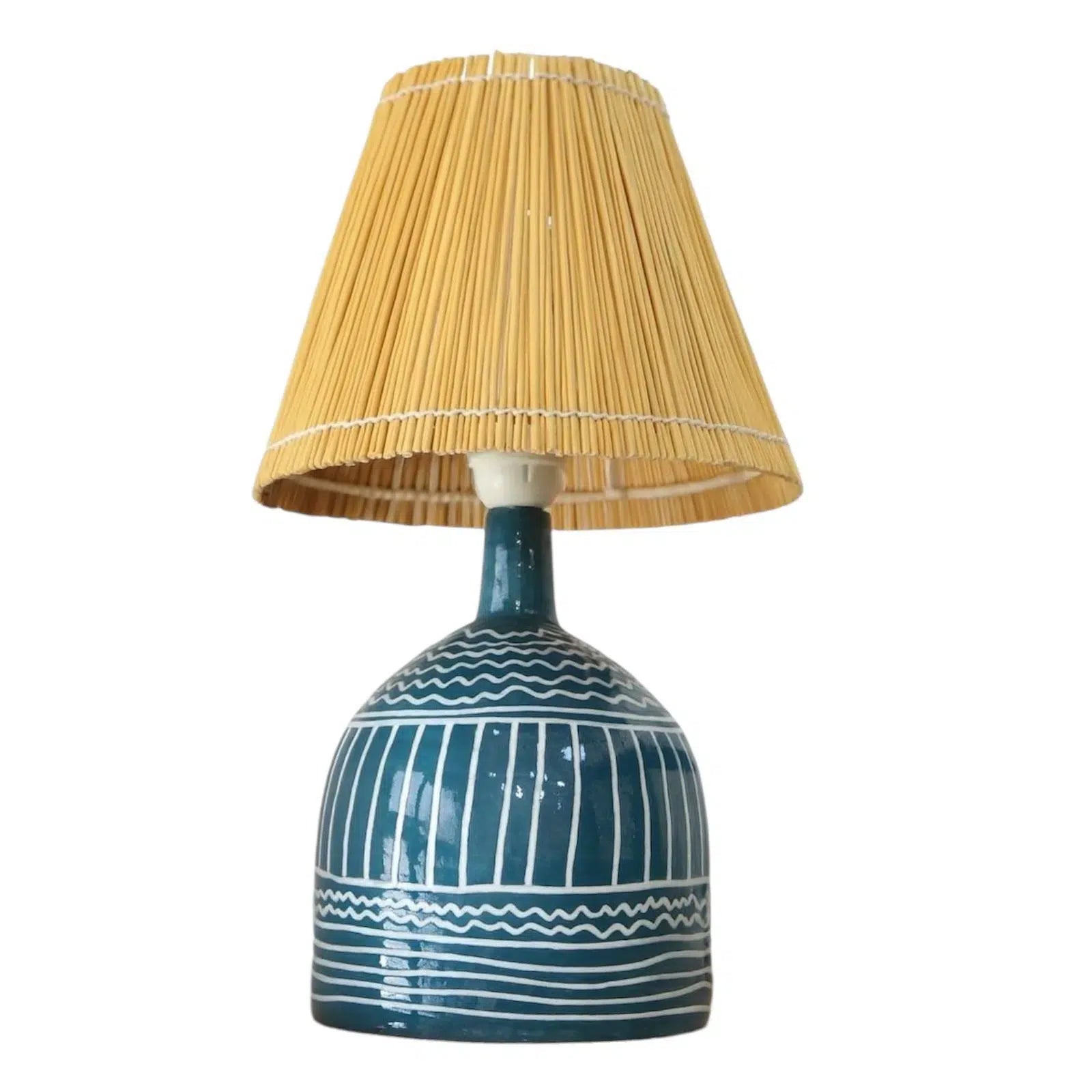 Lampe en céramique bleue et abat-jour en paille