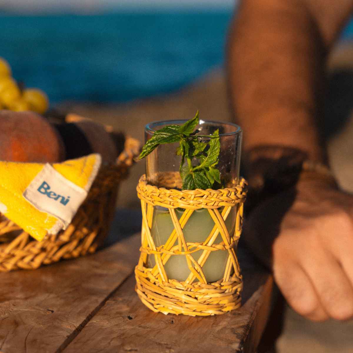 Verre avec porte-verre smar tressé