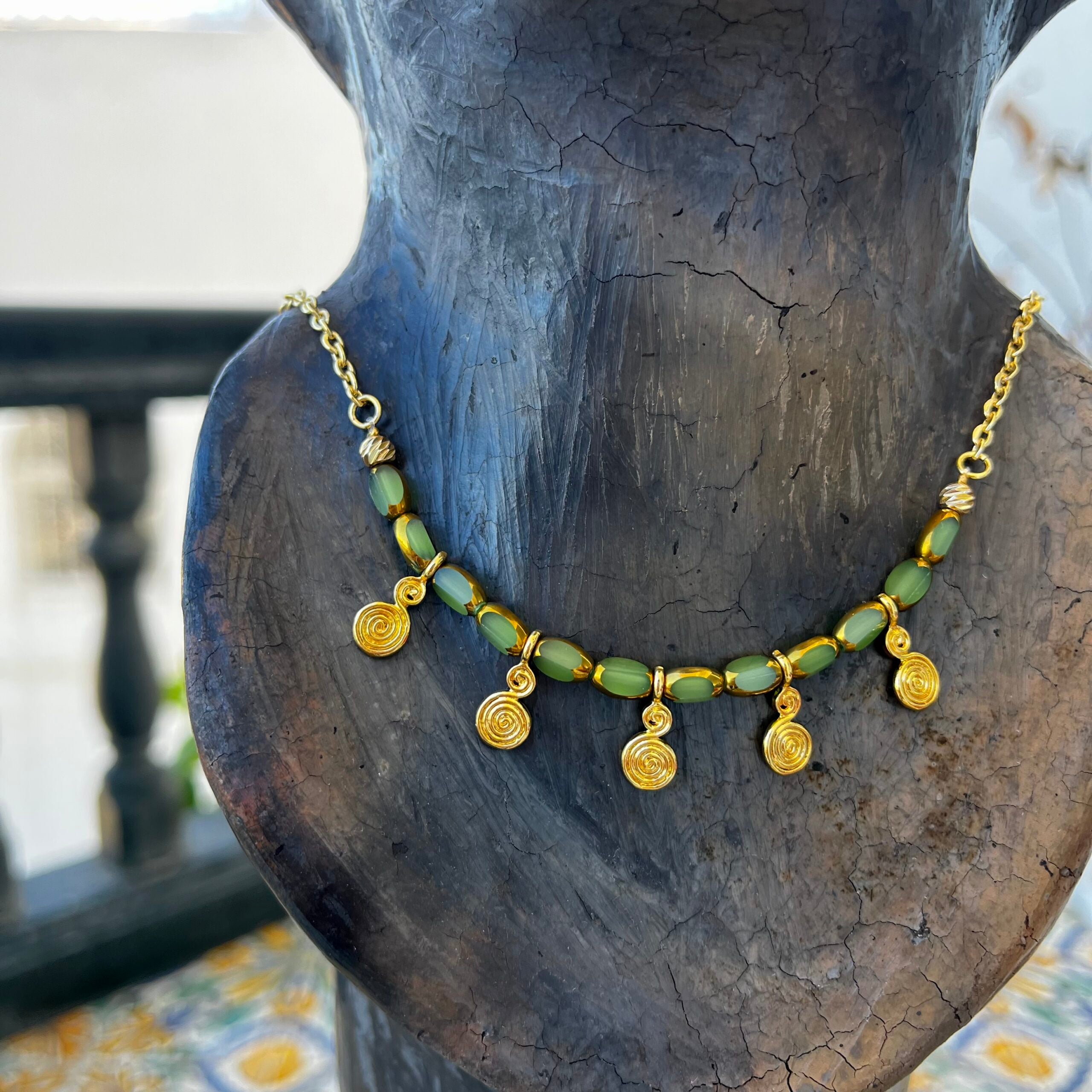 collier en cristal élégant en laiton pour un style unique