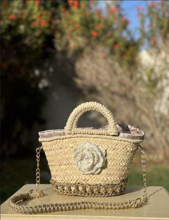 Petit couffin en feuilles de palmier avec décoration en crochet macramé