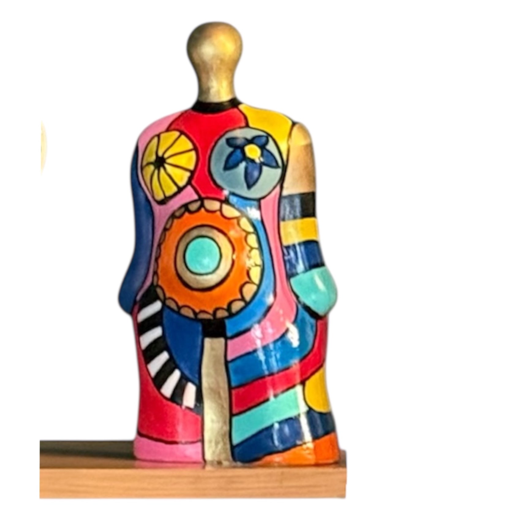 Sculpture colorée avec tête dorée en hommage à Niki de Saint Phalle
