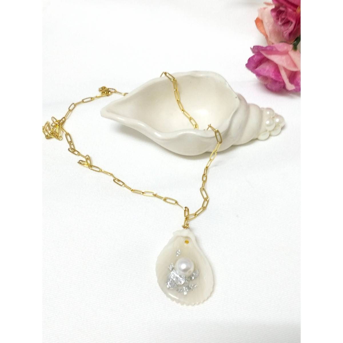 collier coquillage artisanal en résine époxy élégance dorée