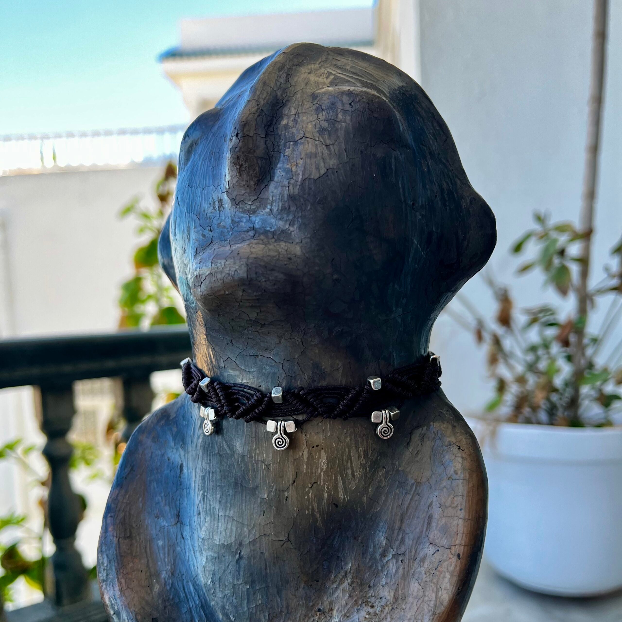 Collier macramé marron élégant avec charms argentés exclusifs