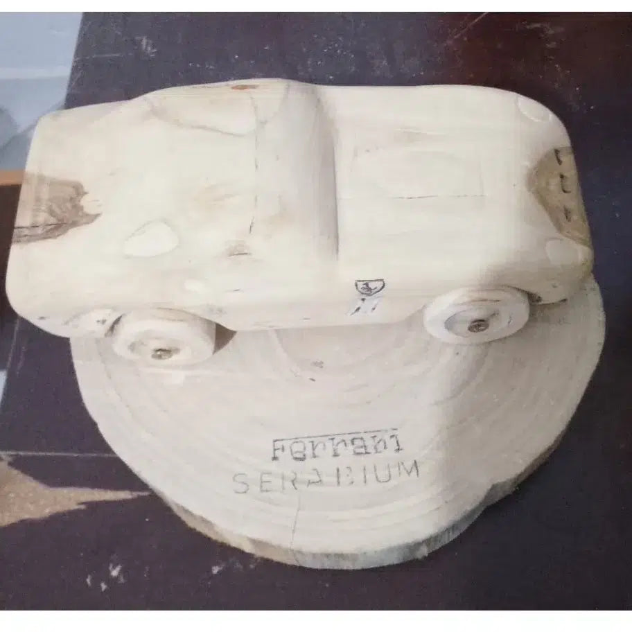 miniature Ferrari en bois artisanale pièce unique à collectionner